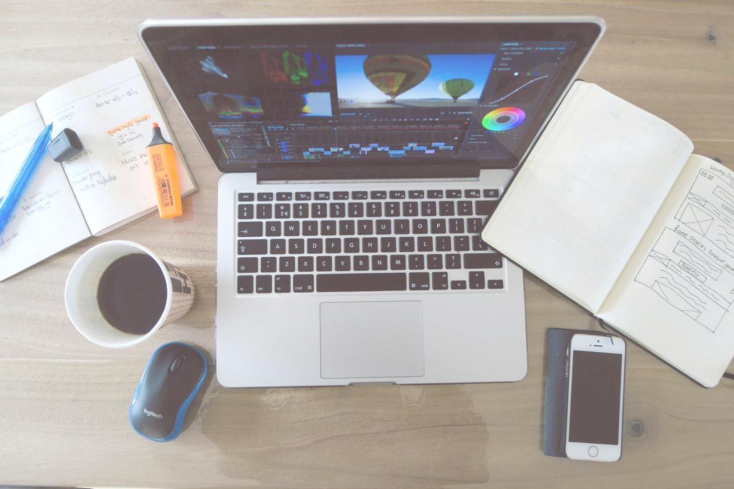 Équipe collaborant sur la planification budgétaire départementale