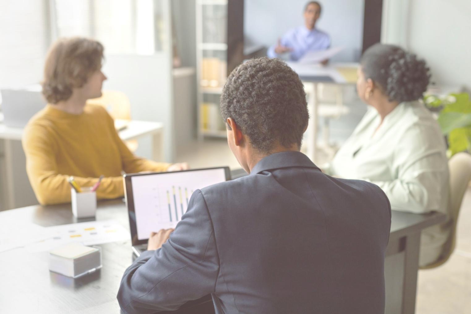 Analyse de données budgétaires sur ordinateur
